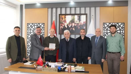 Cumhuriyet Üniversitesi İlahiyat Fakültesi’nde emekli olan hocaya plaket verildi